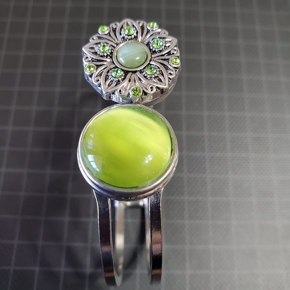 Spring hinged bracelet with dual button snap decor.  Super cute Ginger/SNAP - Picture 1 of 8